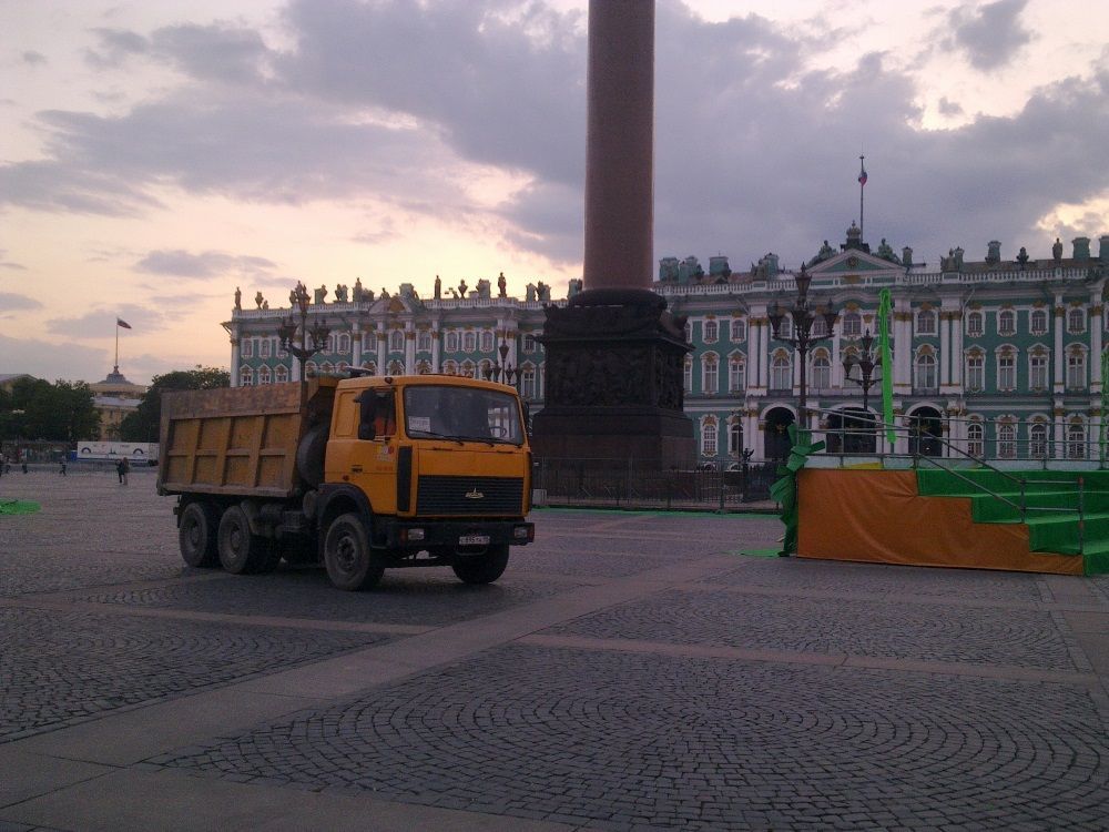 Доставка намывного песка на Дворцовую площадь